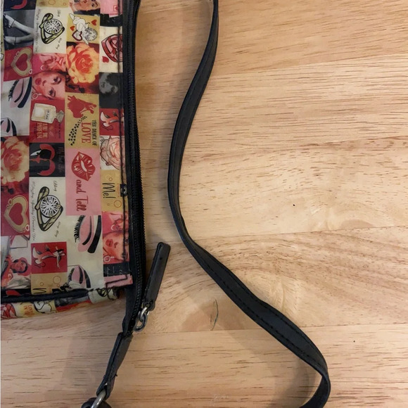 Relic Purse, Iconic
Jelly Vinyl Kiss & Tell... - Picture 5 of 11